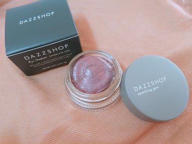 株式会社エステティクス様より、【DAZZSHOP スパークリングジェム】をお試しさせて頂きました♪

こちらの商品は、濡れたような艶めきの新感覚のアイカラーになります！

パッケージは黒を主にと