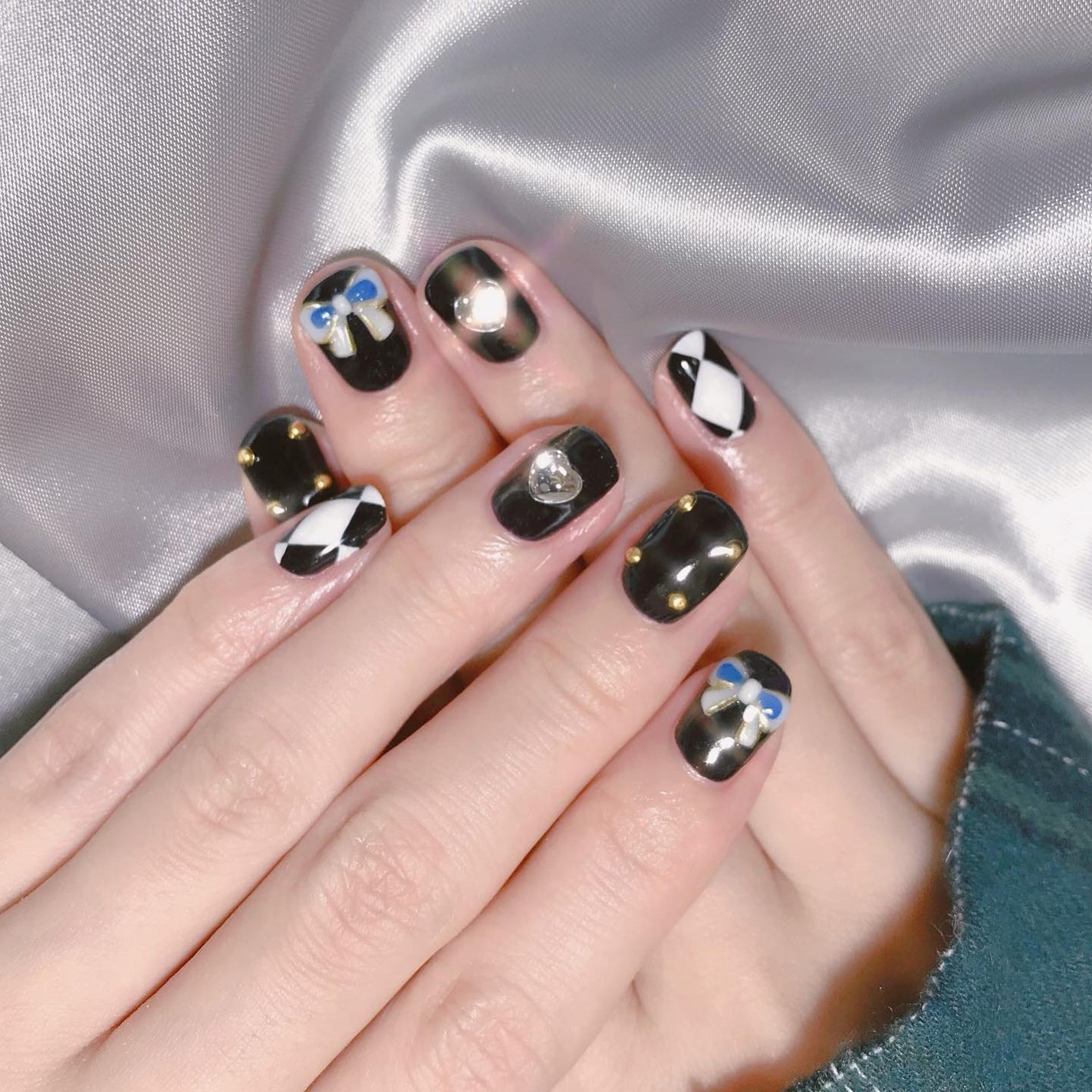 なかやまちえこ on LIPS 「黒と白⠀⠀#nail#nails#nailart#ネイル#美甲..」(2枚目)
