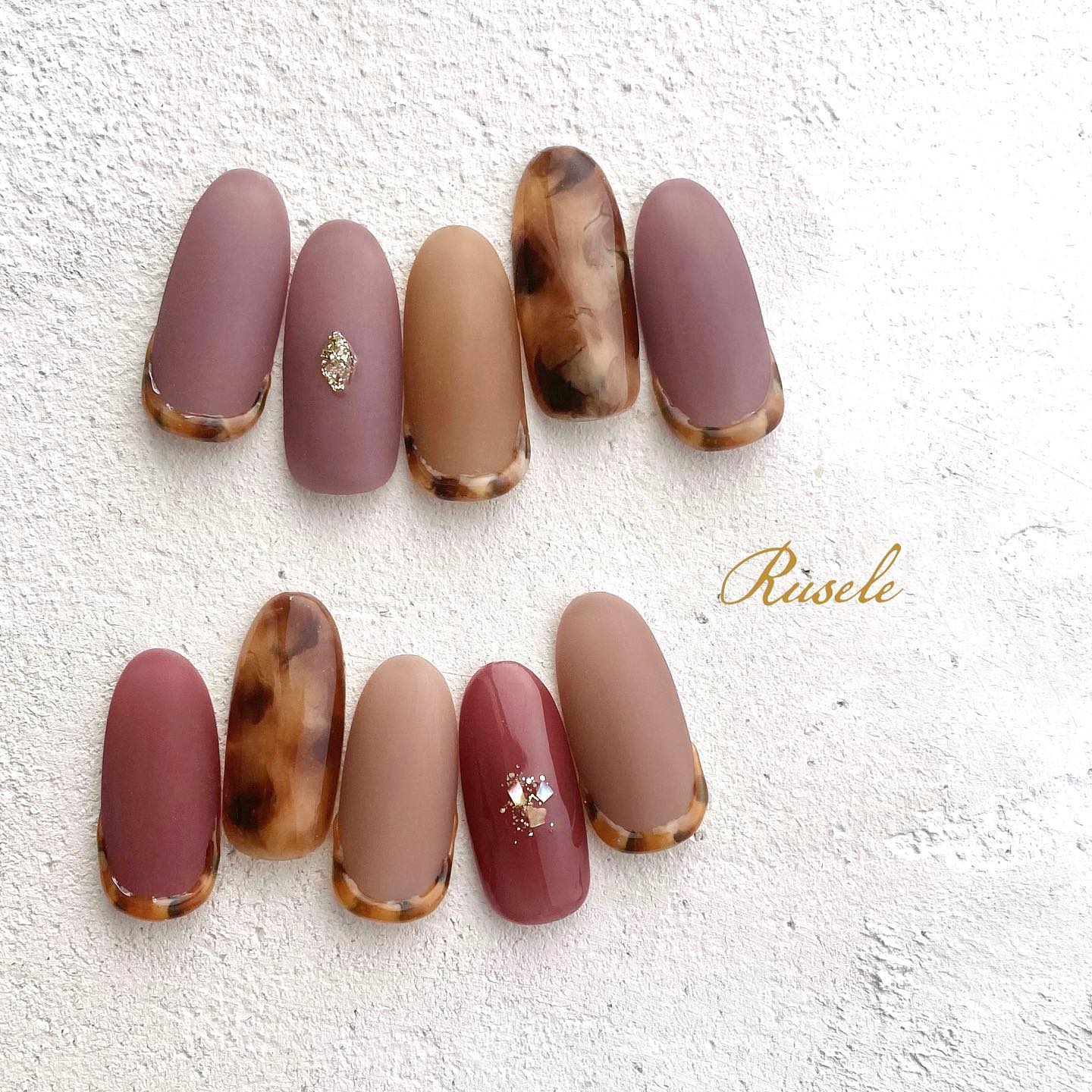 #べっ甲ネイル,#くすみネイル,#マットネイル,#ニュアンスネイル,#ぷっくりネイル,#マットネイル,#ナチュラルネイル,#シェルネイル,#大人ネイル,#女子ネイル,#上品ネイル,#ラメネイル,#オフィスネイル,#川口ネイル,#トレンドネイル,#冬ネイル,#囲みネイル,#秋ネイルのネイルデザイン