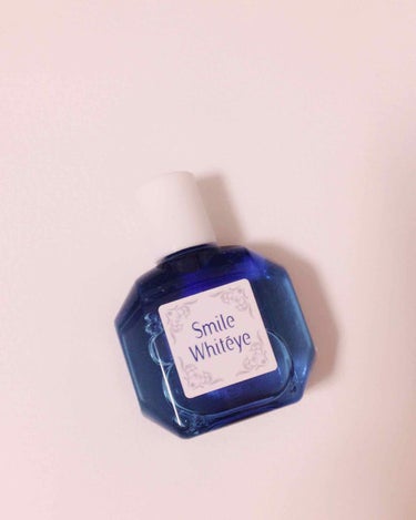 ライオンから出ているSmile Whiteye(スマイルホワイティエ)です。内容量は15mLで800円くらいで購入しました。

スマイルホワイティエは、目の充血を取って澄んだ白目にしてくれるという目薬で