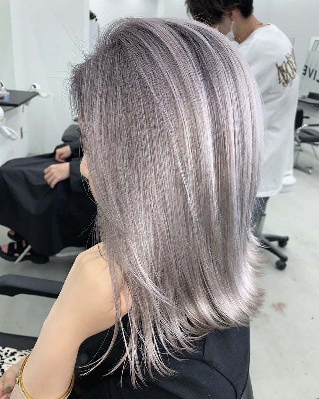 明るめアッシュグレーのロングヘアをした女性の横顔