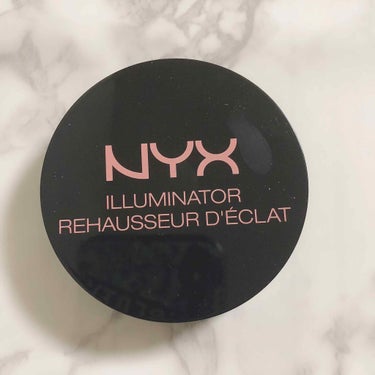 NYX  Professional Makeup 
イルミネーター


日本では非売品かな？スペイン🇪🇸で購入。

私は右目尻の下に中学生からあるシミが
ずっとコンプレックスでコンシーラーで
消してハイ