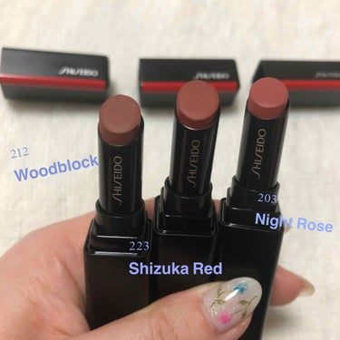 SHISEIDO
ヴィジョナリー ジェルリップスティック
203 Night Rose
212 Woodblock
223 Shizuka Red

とっても発色が良くてかなりスルスル塗れるリップです🥺