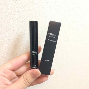 💄ヴィセ アヴァン リッププライマー

口コミでいいって聞いたので買ってみた！

ヴィセアヴァンのリップ下地。

唇をなめらかにととのえ、リップカラーの美しい発色を持続させるリップ下地。
紫外線や乾燥からまもり、唇のあれを防ぎます。

結構固めのテクスチャーで、唇のシワを埋めてくれるから上に塗るリップが上手く塗れる気がする！

桜色の見た目だけど特に色は付かないかなー
私の場合ゴリゴリ塗るから血行良くなって赤くなる笑

最近すごくお気に入りでリップ塗る前の下地に必ず使ってるんだけど、とにかく次のリップが塗りやすい！！

今までのリップクリームで保湿してから塗ると、クリームの油分で滑ってうまく口紅が発色しなかったりムラになったり……

でもこれは本当に綺麗に発色する！

そしてなにより、どのリップ使っても唇の皮がズルズルにならなくなった✨😳😳😳✨

神！！大好き！！

どのリップ使っても唇の皮がズルズルになる！唇激弱フレンズのみんなは是非使ってほしい……！

#ヴィセ #Visee #ヴィセアヴァン #リップ #リップ下地の画像 その0