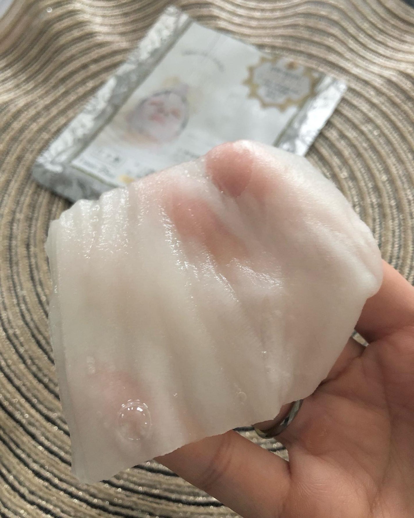 ユアン on LIPS 「Wヒト幹細胞配合"プラチナメディカル フェイスマスク"ヒト脂肪..」(4枚目)