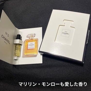 CHANEL N°５のサンプルを頂きました！

パウダーリーなフローラルな匂いで、つけていて気分が上がります。
母はコスメカウンターの匂いと言っていました笑

人によって好き嫌いが別れる匂いだと思うので