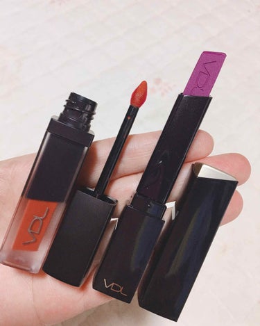 VDL(韓国)
💄エキスパートカラーリップキューブ
     フルイドベルベット
     601ビンテージオレンジ
トーンダウンしたオレンジカラーで
唇に乗せるととろけるように柔らかく
密着して着色力