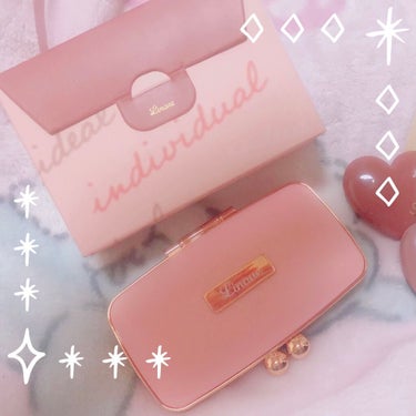 オシャレすぎる💕✨

パケ買い 確定
コンパクトでかさばらない♥️(  ˙◊˙  )♥️

見た瞬間に可愛くて一目惚れしました。
コンパクト出し、発色もいい💕
ラメのきらきら具合がほんとにかわいいです(