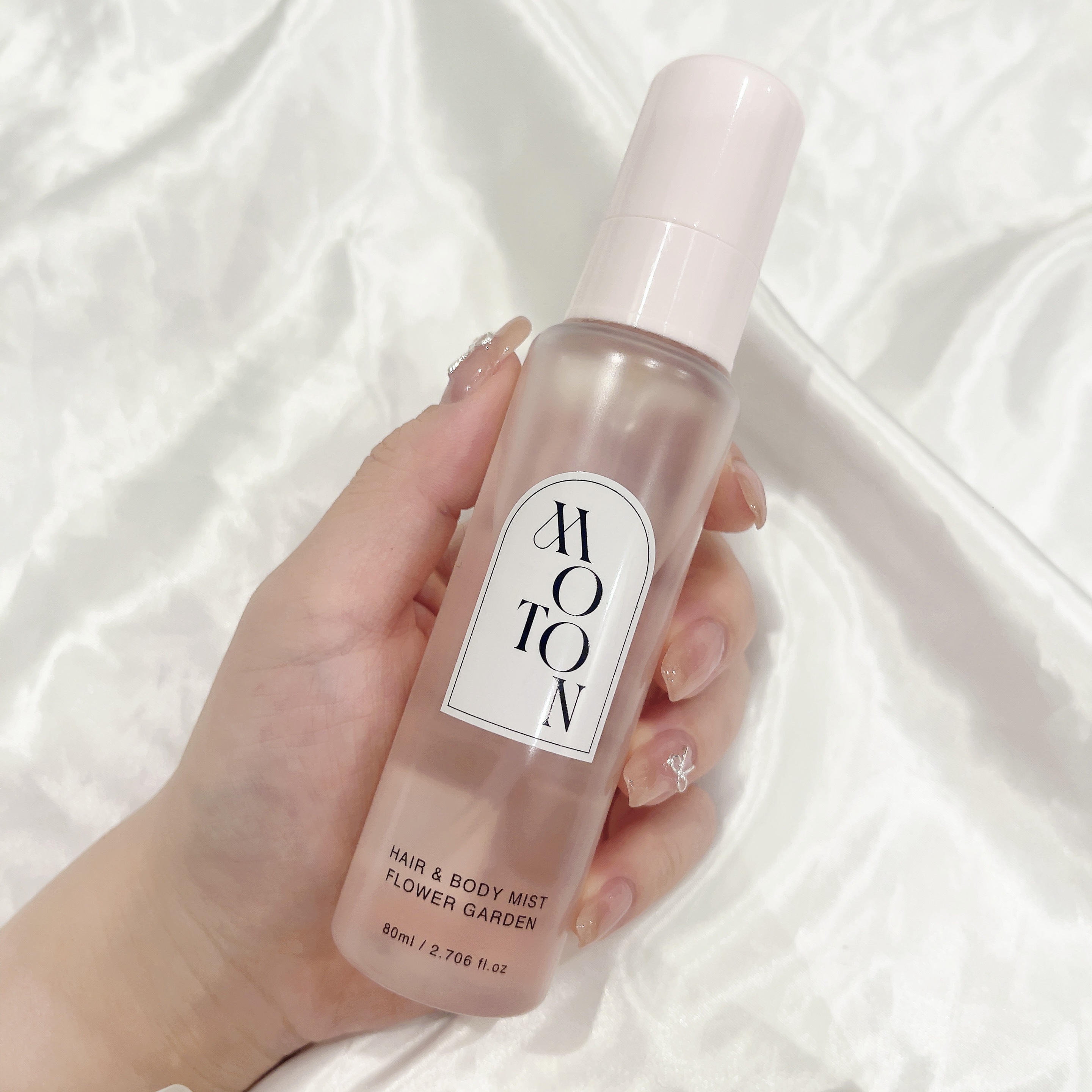 ＼香水感覚／ヘア＆ボディミスト

୨୧┈┈┈┈┈┈┈┈┈┈┈┈┈┈┈┈┈୨୧

MOTON
ヘア&ボディミスト
フラワーガーデン


香水感覚で使えるMOTON。

甘さや華やかさを感じる香りで、香水ほど強くはないものの香りが持続してくれる