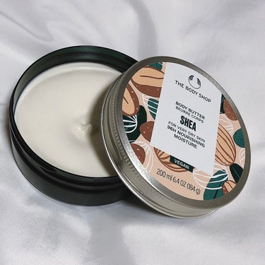 THE BODY SHOP　ボディバター シア

優しい香りでしっかり保湿してくれるボディバター(ボディクリーム)です。
保湿力は高いのにベタベタしすぎないところがお気に入りです。香りも持続しますが、優