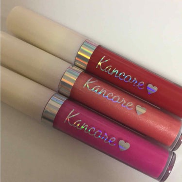 💄カンコレ★リップグロス【レッド】【コーラルピンク】【ピンク】

こちらはダイソーのグロスです😍
100円ですが結構発色もいいし色も可愛いです！☺️💓
色持ちはグロスなので良くないかな？とは思います