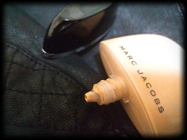 SHAMELESS YOUTHFUL-LOOK 24-H FOUNDATION/MARC JACOBS BEAUTY/リキッドファンデーションを使ったクチコミ（2枚目）