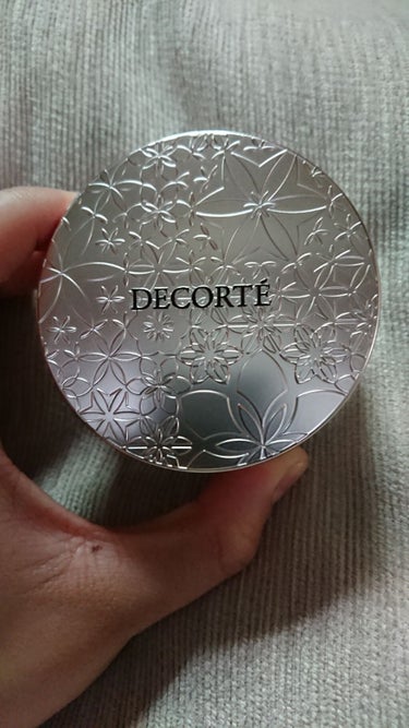 今回の購入品❗
COSME DECORTEのフェイスパウダー 私は00を購入‼️😆
生艶が叶うって言われてQoo10で購入しましたm(。≧Д≦。)m
見ての通り本当にフェイスパウダーとは思えない艶が綺麗