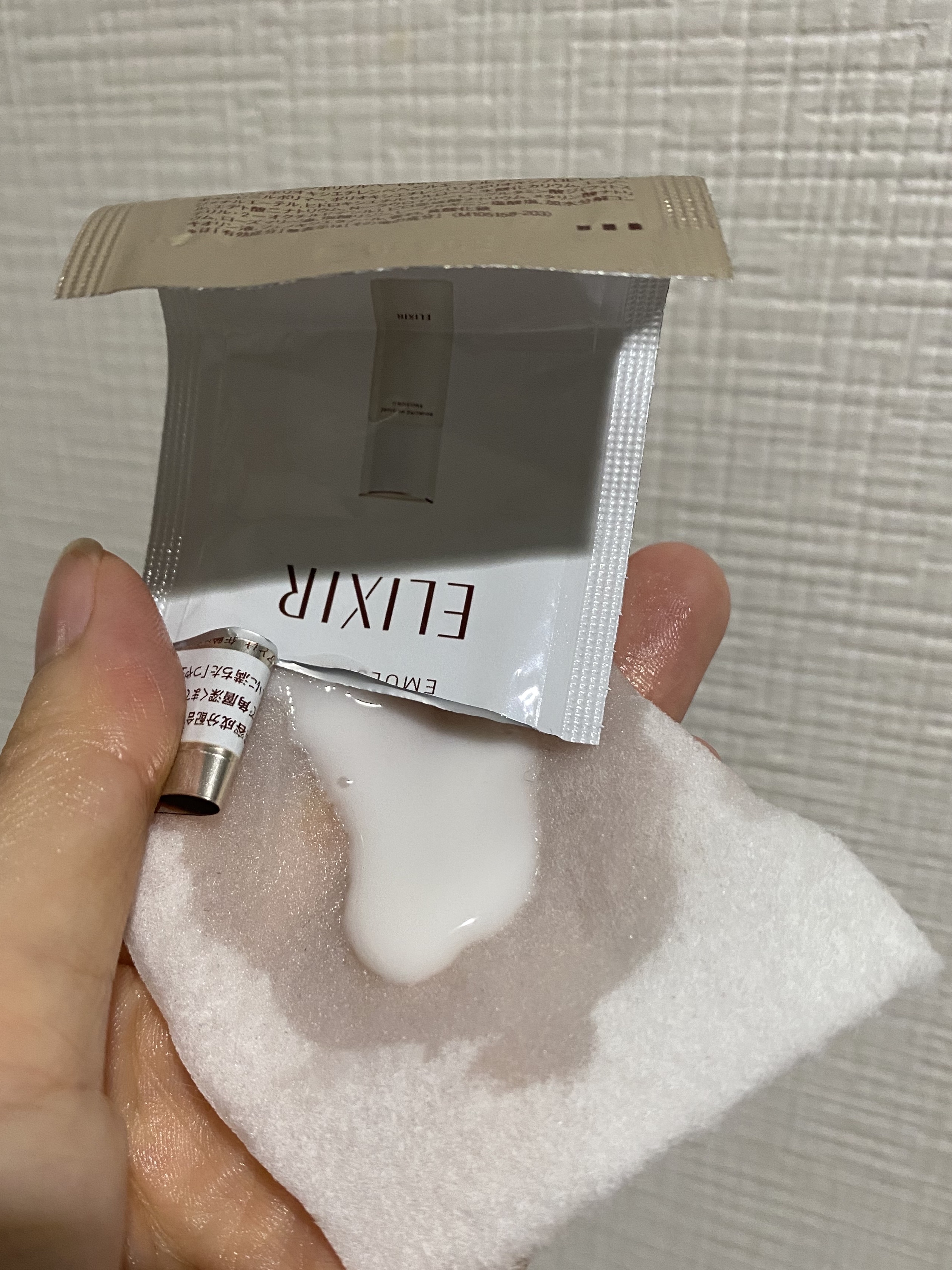 エリクシール リフトモイスト エマルジョン SPのクチコミ「エリクシール
リフトモイスト エマルジョン SP

化粧水とあわせて使用しました✨️

首筋ま.....」（3枚目）