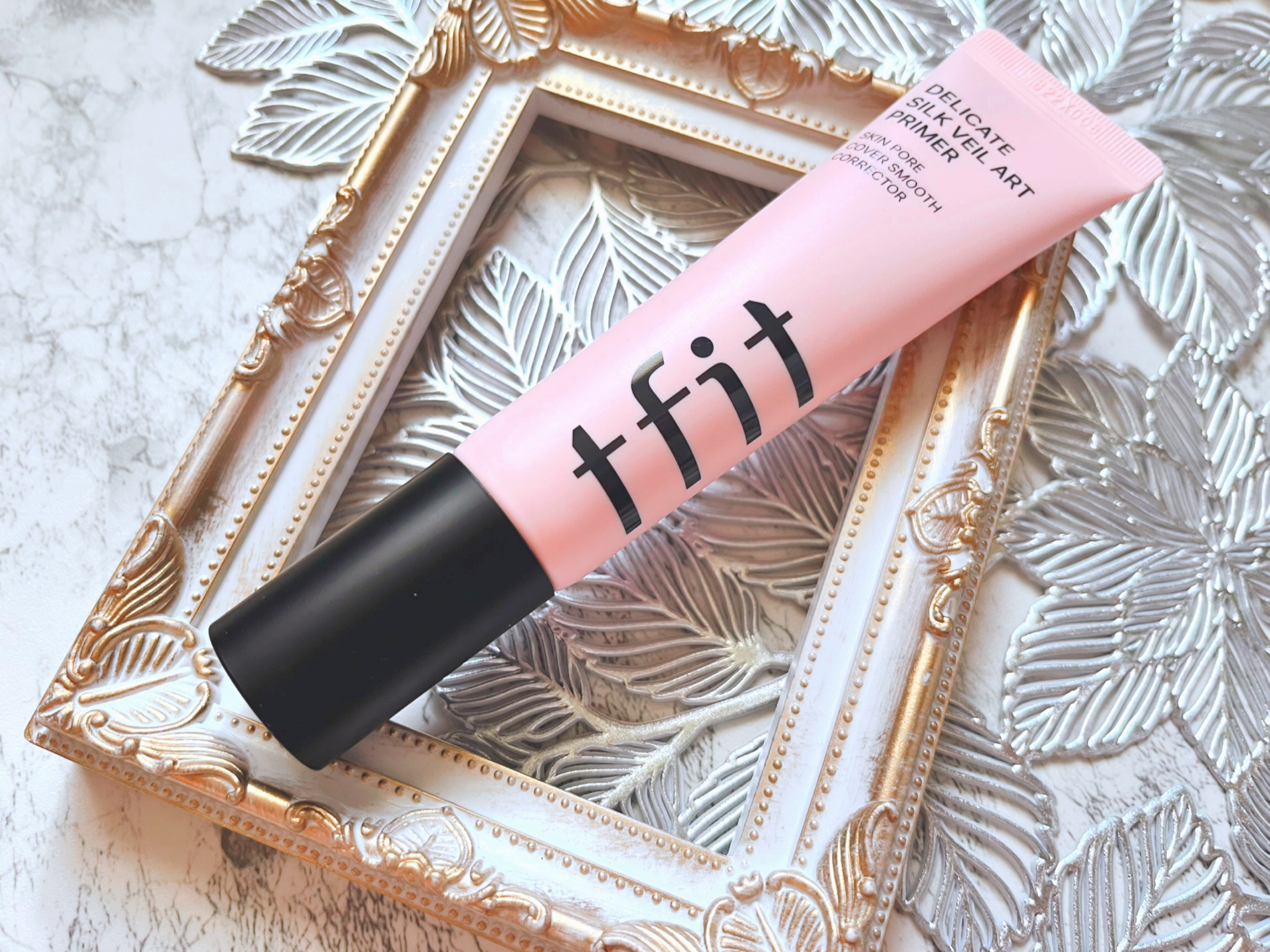 カバー力抜群✨️ベース商品が有名な韓国のコスメブランド、TFIT。今回はベストセラー商品のプライマーをお試しさせていただきました。


塗った瞬間消しゴムで消したように毛穴&凹凸をカバー。まるでフォトショップで加工したような仕上がりに🤍
