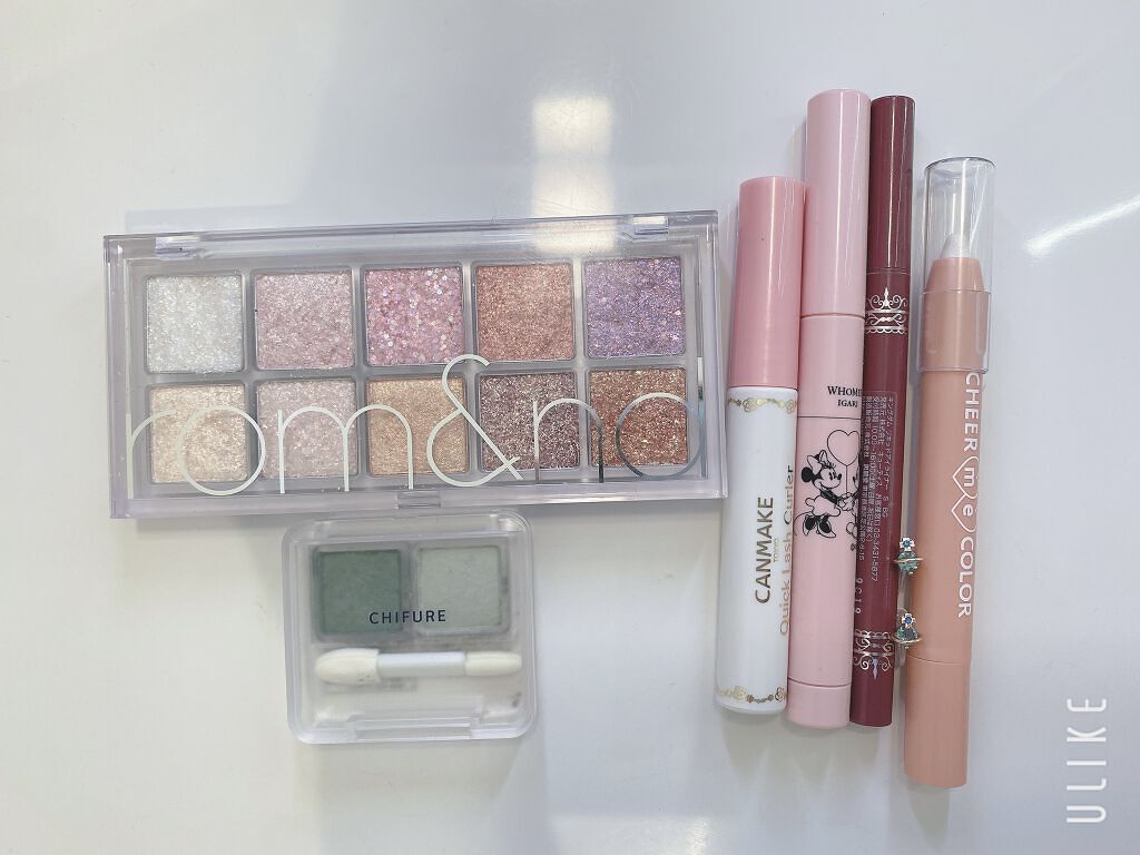 
［今日のメイク］

こんにちは☀️
ことはです！


今日はグリーンメイクです👏


白いスカート、グレーのスニーカー、水色のブラウスを合わせましたー💚
(写真撮ってなかったけど)


rom&ndのグリッターパレット、使い勝手が良す