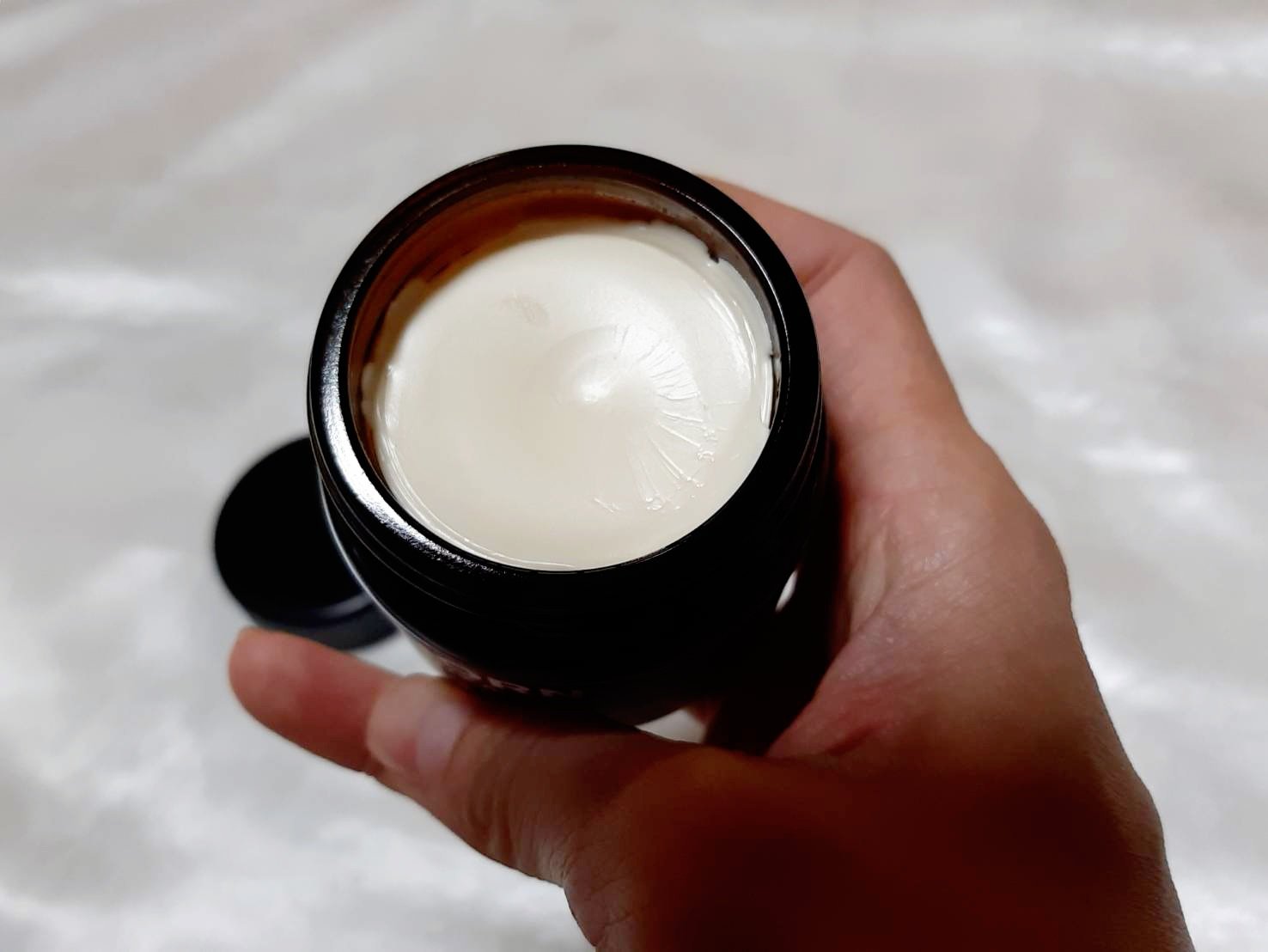 HORN HORNオーガニックバーム HARDのクチコミ「 

【HORNオーガニックバーム HARD】 

クリームのようなバームで、ベタつかずに髪も.....」（3枚目）