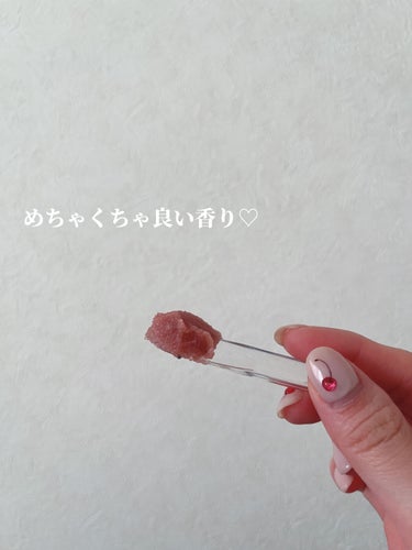 まるでいちごになった気分になれるマスク🍓

✼••┈┈••✼••┈┈••✼••┈┈••✼••┈┈••✼

SKINFOOD
ストロベリーシュガー フードマスク
¥1,299
→メガ割¥1,039

✼••┈┈••✼••┈┈••✼••┈┈••✼••┈┈••✼

ふたをあけた瞬間いちごの香りがふわっと香って食べたいぐらい良い香りがします♡


ストロベリーシュガー フードマスクは毛穴と角質ケアにぴったりみたい✨


5分放置するだけで良いので、歯磨き中につけてます♡
洗い流した後はもちもちすべすべ肌になってお気に入り🍀



#skinfood #角質ケア #LIPS投稿アワード1000万DL記念 の画像 その2