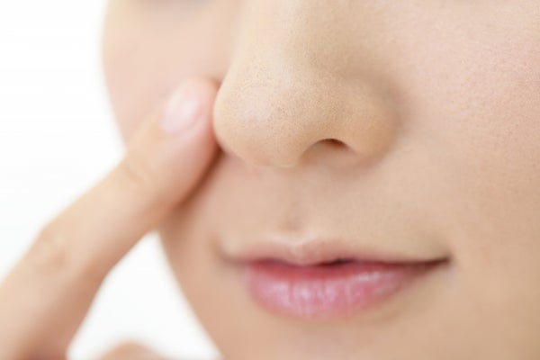 小鼻を押さえる指先