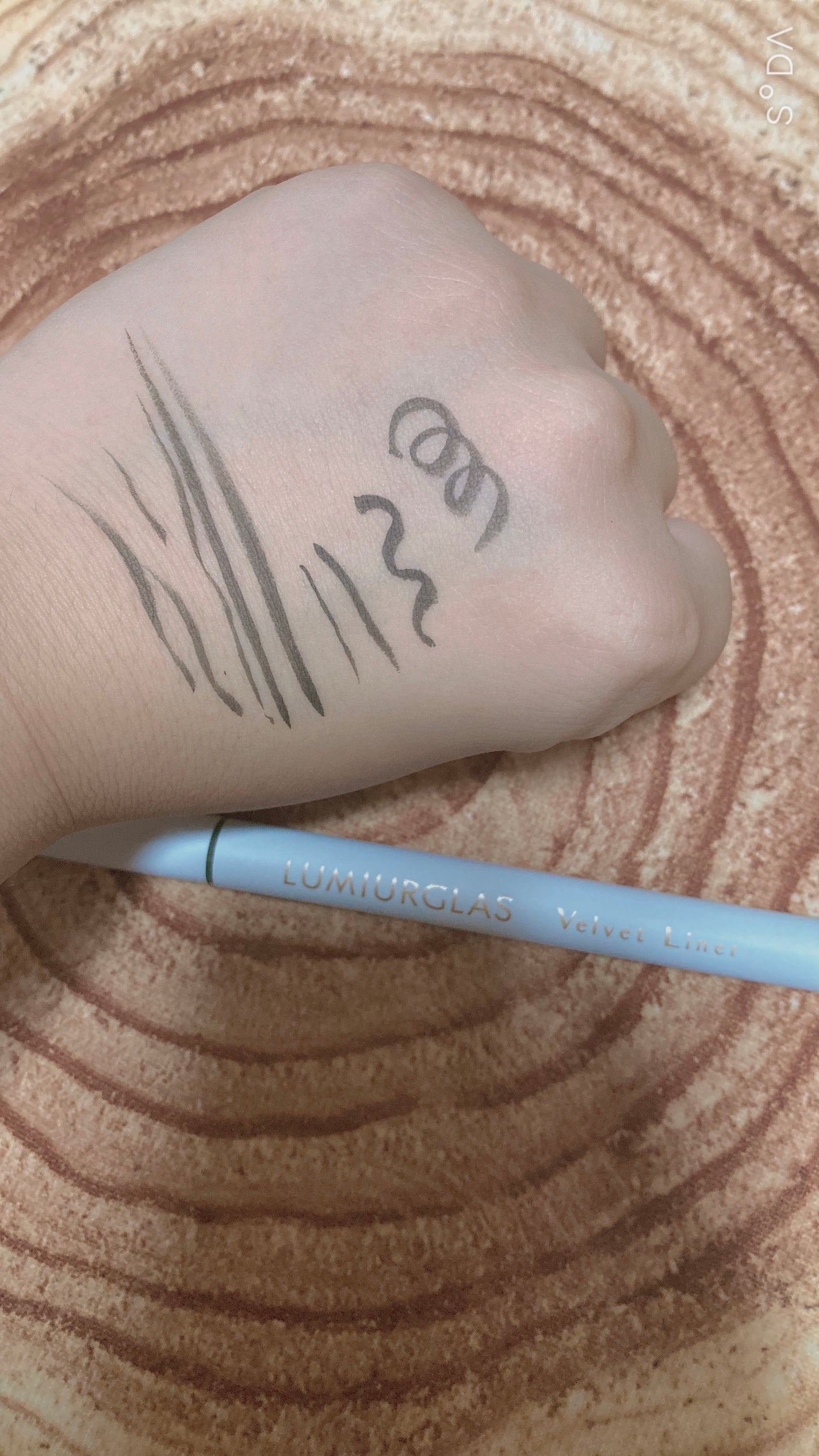 ベルベットライナー/LUMIURGLAS/リキッドアイライナーを使ったクチコミ(3枚目)