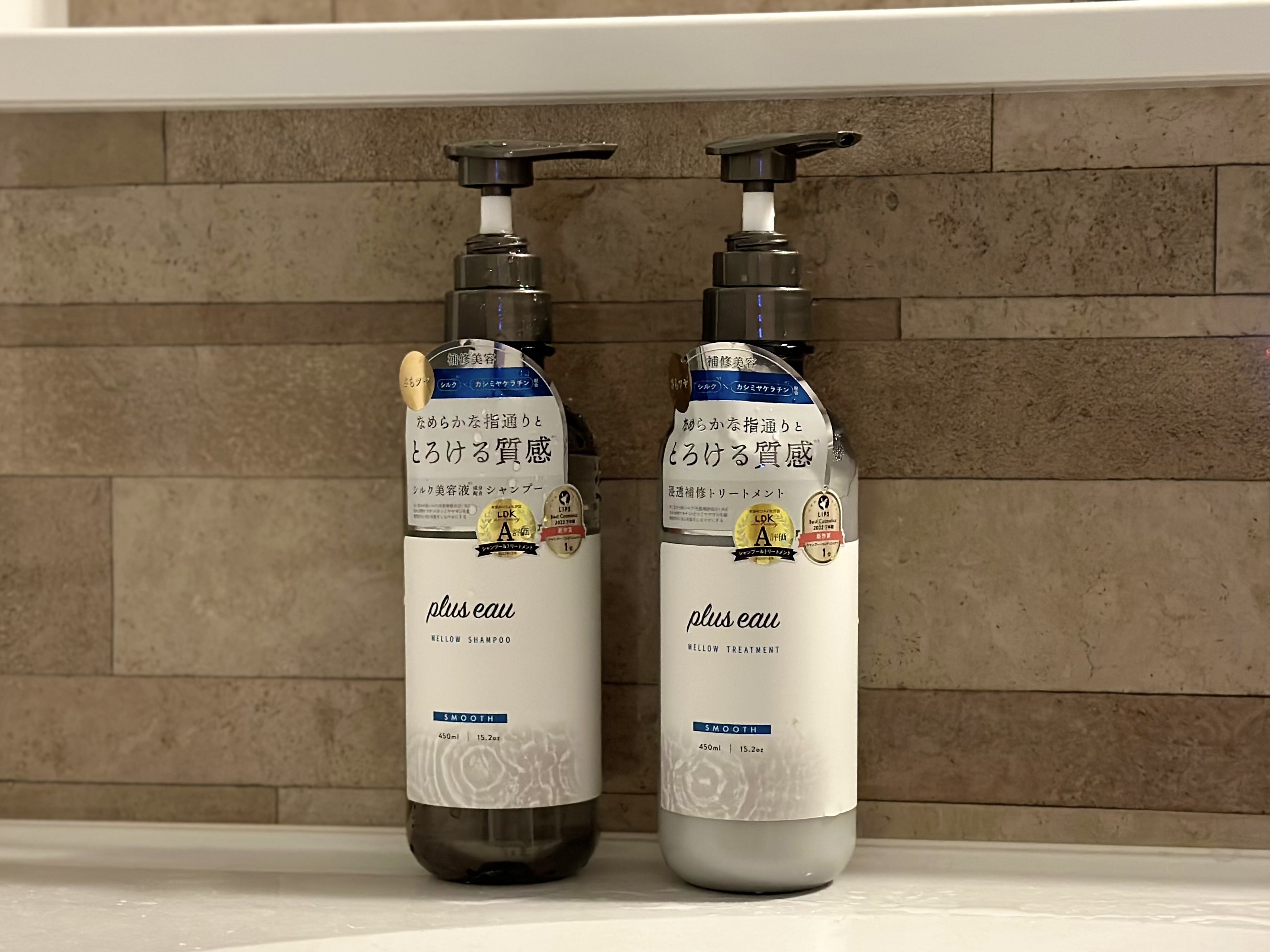 さらっとしてテクスチャーのシャンプーとこっくりしたトリートメント。

使用感をリアルに感じたかったので美容室へ行く前夜の髪の状態が悪い時から使いはじめました。
洗い上がりはまとまりやすいなと思う程度でしたが髪を乾かすと1回で驚くほどサラサラ