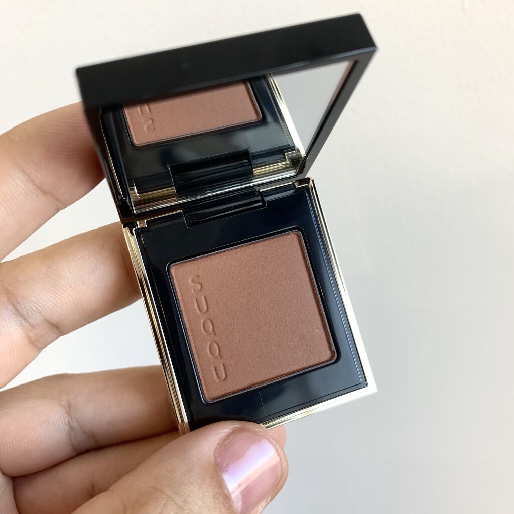 どんなメイクにも使ってるふわっとマットなSUQQUの『影色』

締め色はもちろん、大きめのブラシでざっくりアイホール全体にのせると名前通り影を仕込めて立体感が出る感動シャドウ。

マットなのに重くならない透け感の作り方はさすが