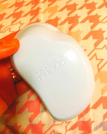 TANGLETEEZER のブラシです❤️

今までクシなんて100均のものでいいや〜
髪がとければいいや〜なんて思っていた私😣
クシにお金かけるぐらいなら
化粧品ほしい！！派の私が初めて購入した
お高