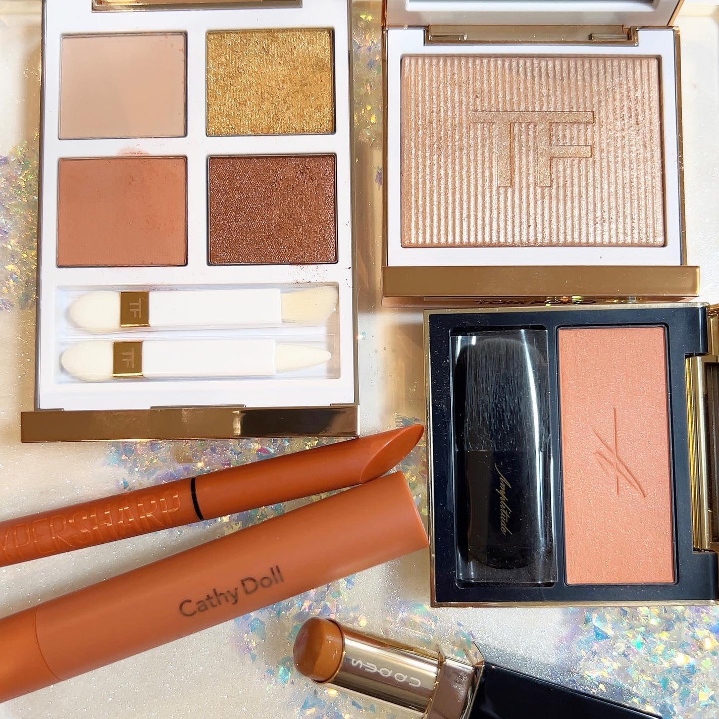 Joe on LIPS 「昨日発売したおトム様のアイシャドウを使って。片目ずつトロピカル..」(1枚目)