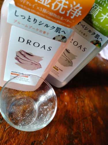 DROAS クレイボディウォッシュ モイストのクチコミ「透明のボディーソープ🧼
シリーズによって洗い上がりは違いますが、香りはとっても良いです✨

背.....」（2枚目）