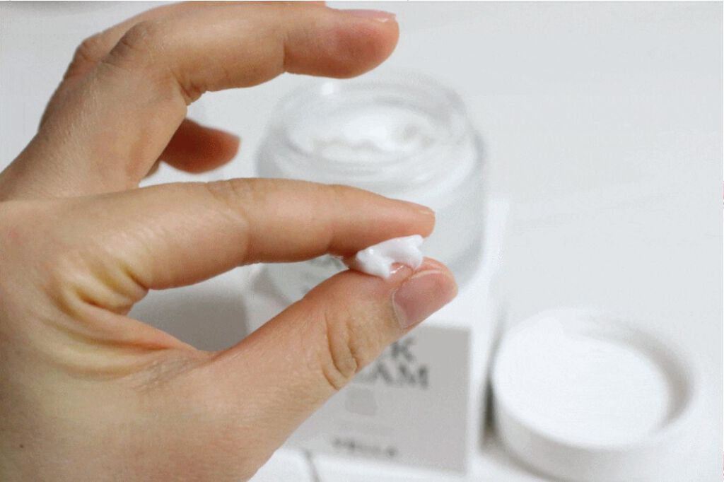 VELLA NECK CREAM WHITEのクチコミ「首シワは一度出来たらなくすのが本当に大変です。
無くなりもしなくて...
最近首に2線程深.....」（3枚目）