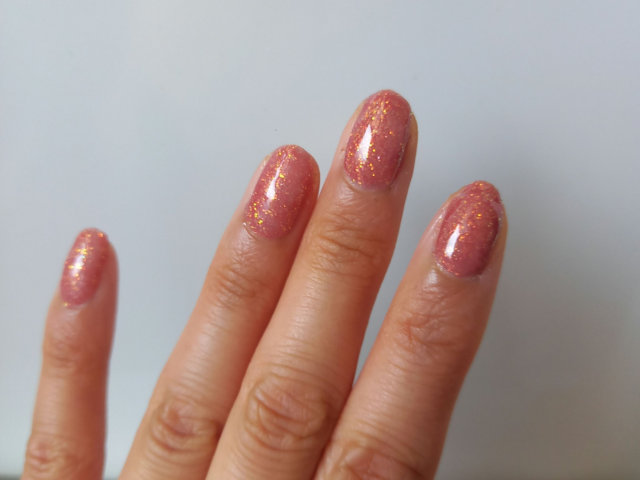 今回のネイルがバカ可愛くなったので
思わず投稿！

セリアのCherry RED(ラメ入り)に白ラメ乗せたら
ビビるぐらい可愛くなった(笑)

すんごいキラキラぷっくりしてて
めちゃめちゃ気に入った(笑)
