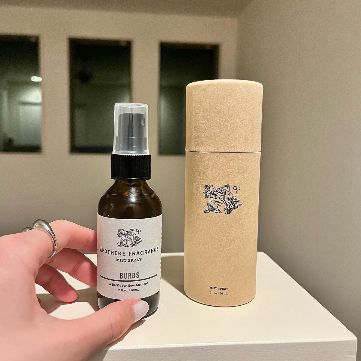@apotheke_fragrance 

アポテーケのルームスプレー約40種類の香りの中から
選ばれたのは"BURBS"

気になった香りが初めはお香しかなかったけど
入荷してた🫶🏻

お香は引っ越して買う૭

ウッディの香りで部屋に