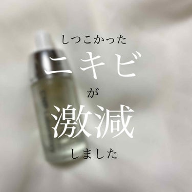 肌が荒れやすくなかなか治らない私が使い始めてからほんとにニキビが激減しました。。。

ちょっとドロっとしているけどさらっとしているようにも感じる(？)テクスチャーの美容液です！

私は毛穴やニキビ、肌荒