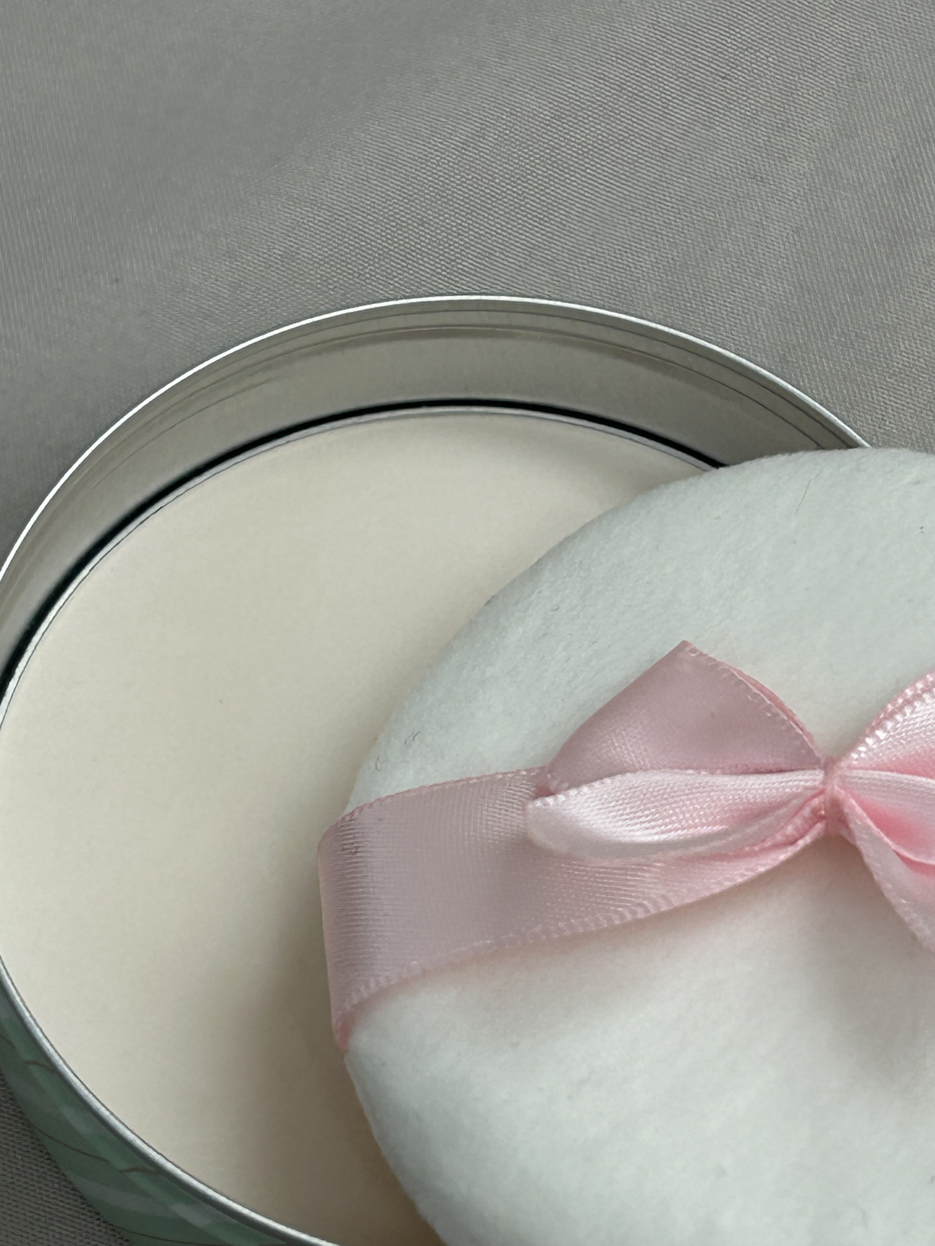 すっぴんパウダーC ホワイトフローラルブーケの香り/クラブ/プレストパウダーを使ったクチコミ（2枚目）