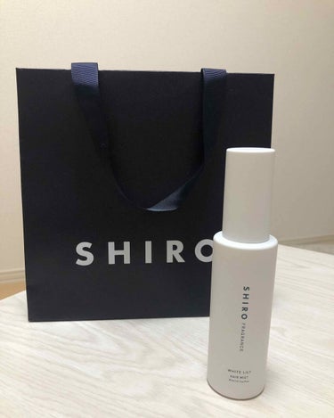 shiroホワイトリリーのヘアミスト。
ふわっと良い香りをさせたい時に
髪に吹きかける

もち運びもまずまずしやすい大きさ

3000円