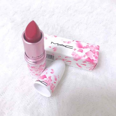 MAC 🆕boom boom bloom シリーズ🌸

フランボワーズ モワ 

まずパッケージに一目惚れ💘可愛すぎて買わない選択肢なし😩

商品自体は青みピンクの入った赤、ラズベリー系のマットリップで