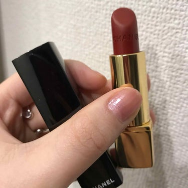 私の勝負リップと言っても過言ではない、CHANEL ルージュアリュール 169 ルージュタンタシオンです💄 ザ・真紅！て感じです🙌


こちらのリップは少し唇は荒れてしまうもののこの色味が本当に顔を一番