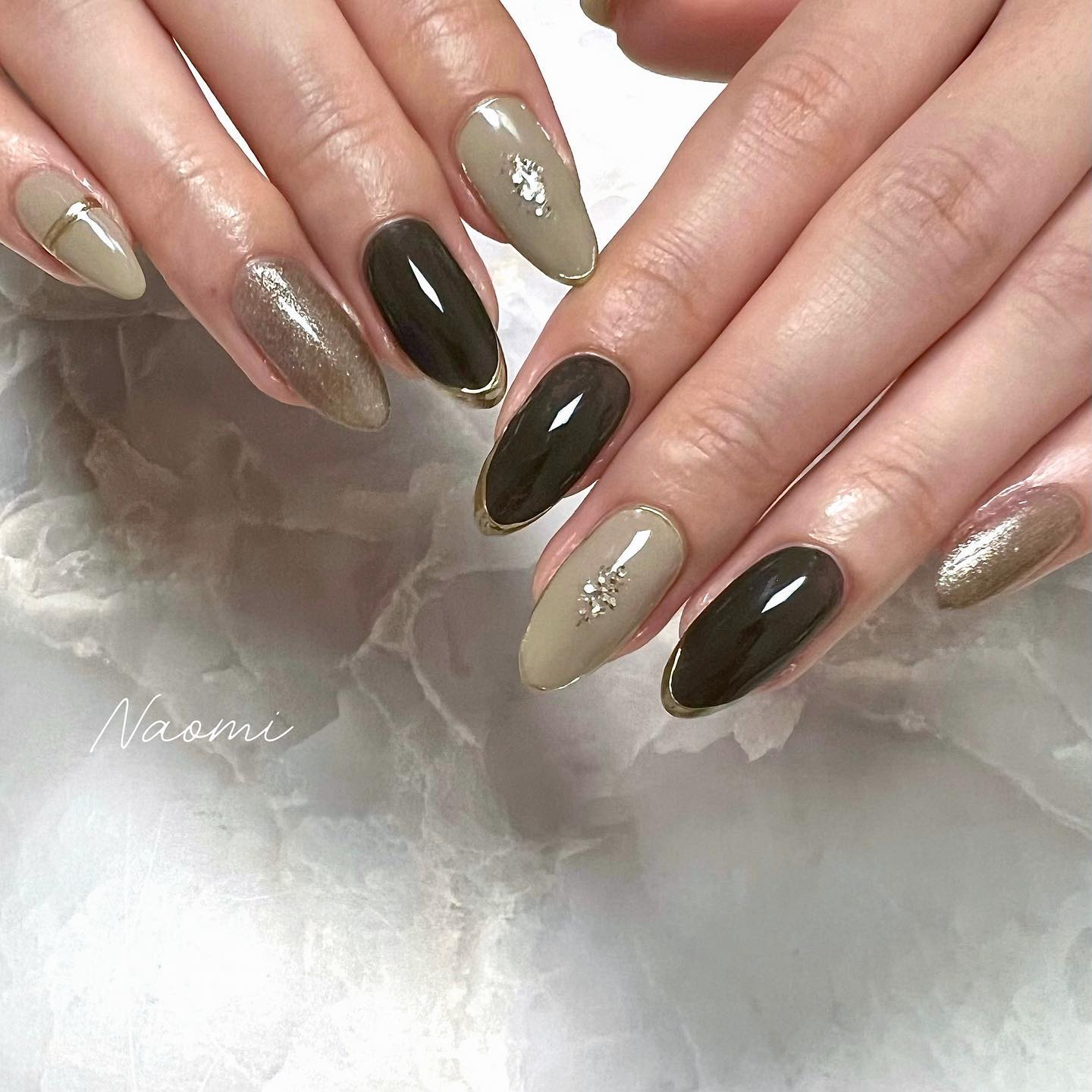 #秋ネイル,#グリッターネイル,#囲みネイル,#セルフネイル,#ネイル,#グリッターネイル,#ニュアンスネイル,#セルフネイル,#モードネイルのネイルデザイン