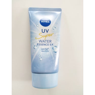 ニベア
ニベアUV ウォーターエッセンスEX
SPF50+　PA++++

サブスクに入っていた日焼け止め☀

📝こんな方にオススメ
SPF50+で強烈紫外線から素肌をしっかりまもりたい
 肌の乾燥が気になる 
べたつきが気にならない
素肌っぽい快適なつけ心が良い

📝主にシミの原因となるUV-Bも、ハリ・弾力低下の原因となるUV-Aもしっかり防ぎます。

📝水、汗に強い。スーパーウォータープルーフ。

📝 鉱物油フリー・合成着色剤フリー・パラベンフリー・パウダーフリー
📝石鹸で落とせる。

【使ってみて】
確かに瑞々しくて素早く馴染む心地良い使用感でした！
スキンケアに近い感じが良かった✨

ただ、エタノール臭が強い💦
個人的にはビオレのミストもエタノールが強くて苦手😵‍💫
あと、塗り直した時に目に染みたので私は顔には使えない🥲主に首等のボディ用に使ってます。

これから紫外線が強くなる季節は日焼け効果が長持ちするデパコスの方が安心かなーと思ってます💦


の画像 その0