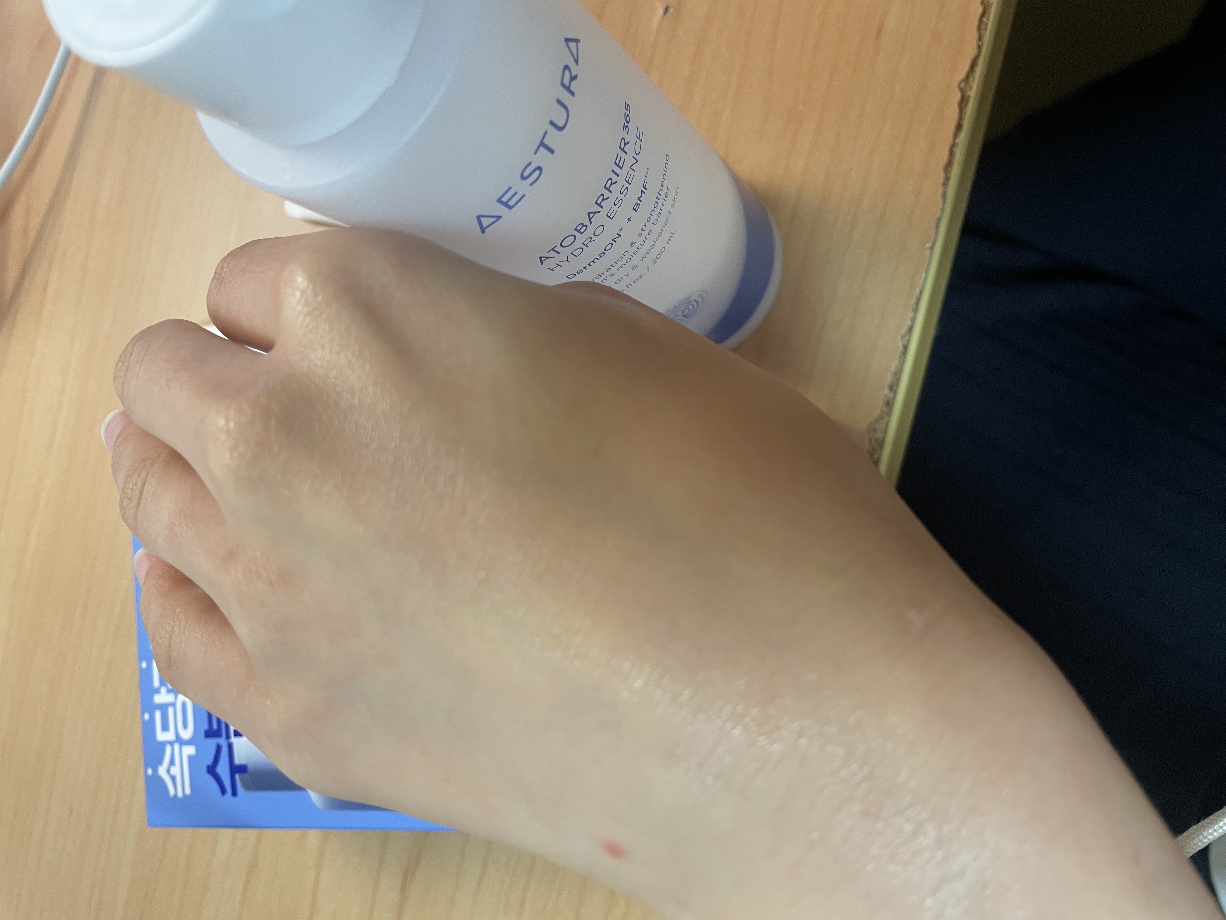 AESTURA アトバリア365ハイドロエッセンスのクチコミ「韓国のオリーブヤングでAestura専用コーナーがあるほど、韓国でも大人気のブランド！
テクス.....」（3枚目）