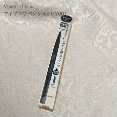 これはグレーなのか。



Visée アイブロウペンシルS GY001 グレー



LIPSショッピングで購入。



1000円以下で買えるスクリューブラシ付きアイブロウペンシル。



期待していたグレーではなかったなあ。
これは言うなればアッシュグレーブラウン？



自分の眉の色(黒)に近いグレーで足りない部分を描き足したかったから、思ったより明るい茶色でびっくり。




あと冬だからなのか
元々ペンシルキャップがついていないからなのか、
描く時肌が赤くなるくらいペンシルが硬い。



柔らかな描き心地、なめらかに描ける、美容成分(保湿)配合とパケに書いてあったからここまで硬いとは思わなんだ。



柔らかく持って優しい力でサッサっと描くのは難しい。思ったより力入れて描かないと色が乗らない。



硬さは時期と個体差あるかも。



線で描いた時に均等に色が乗らないのが好みじゃなかった。



描いた線の中に点々と色が残ってしまう感じ。



スクリューブラシは眉に使っても痛くない硬さで使いやすかった👌🏼




 #正直レポ の画像 その0