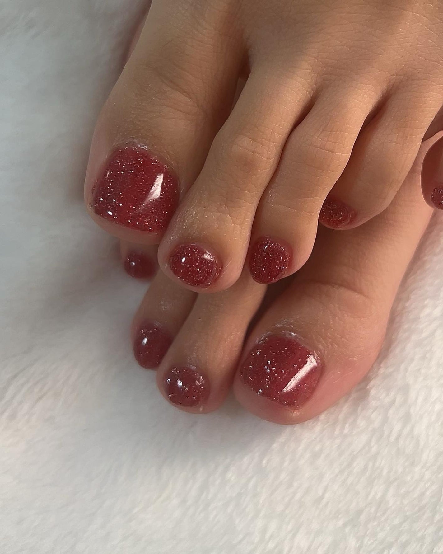 みいにゃん on LIPS 「フットのフラッシュネイル💅ワンカラーでもキラキラが映えて可愛い..」(2枚目)