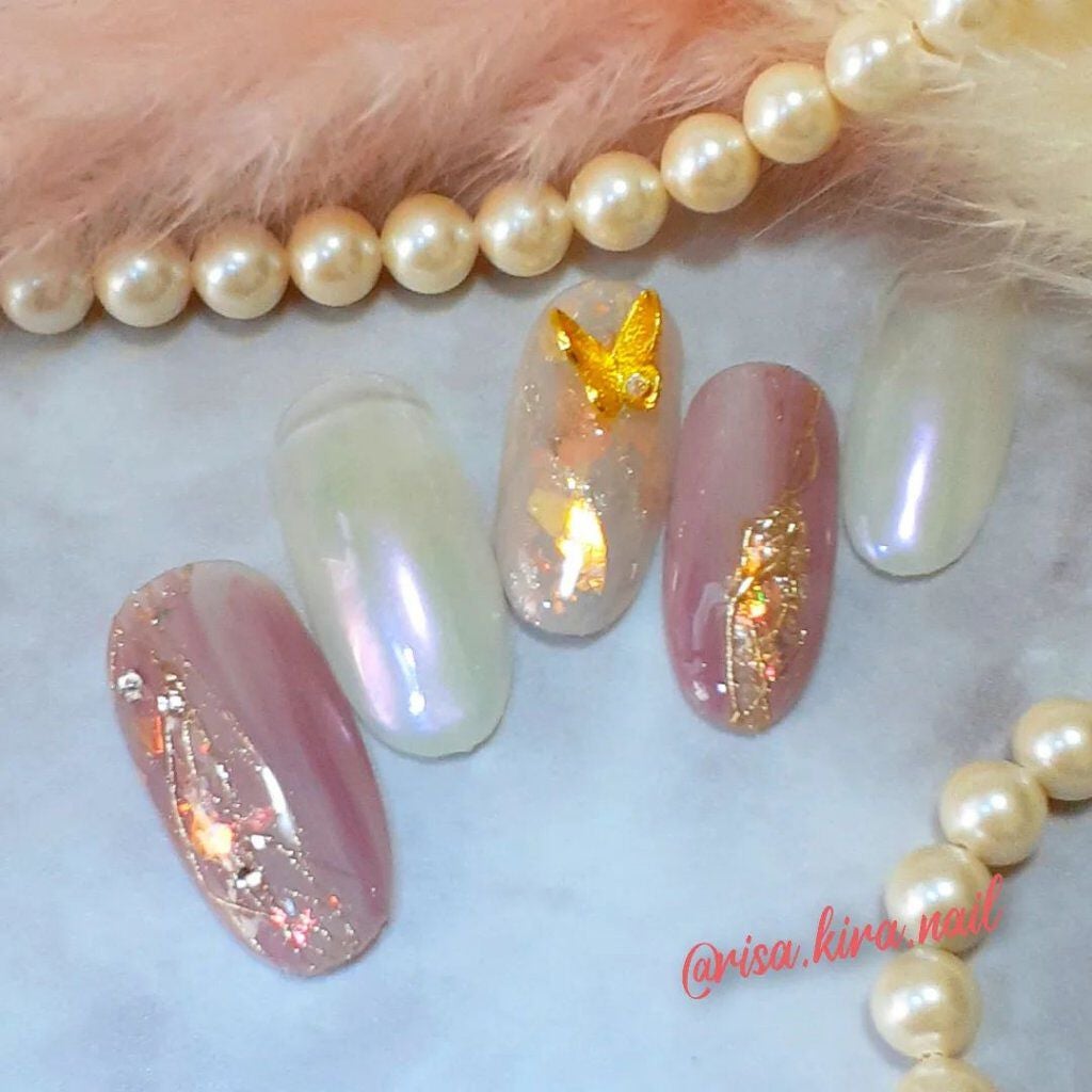 r.kira.nail on LIPS 「🤍🤍🤍春ネイル🌸小さな蝶々パーツ可愛い😆💓・・・・・#ネイル#..」(1枚目)