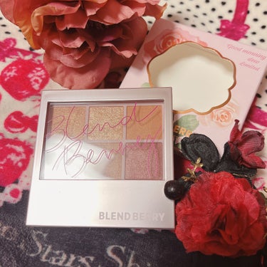 #PR #ブレンドベリー #lipsプレゼント 
 #提供 
BLEND BERRYオーラクリエイション108ローズクラリティ＆サンドブラウン
LIPS様のプレゼントで当選いたしました。
ローズカラーが美しいパレット6色入りですが、パケ裏に全ての色を使ったメイク方法がかかれており、用途がないよー、とならないのが良い。
筆を使ったアイメイクが好きですが、付属のチップも使いやすくて良かったです。
とにかく色が美しくて、箱の薔薇窓デザインまで好ましく使用後箱に戻してしまいます。
白い肌にほんのり映えるパレットありがとうございました。 #PR #ブレンドベリーの画像 その1