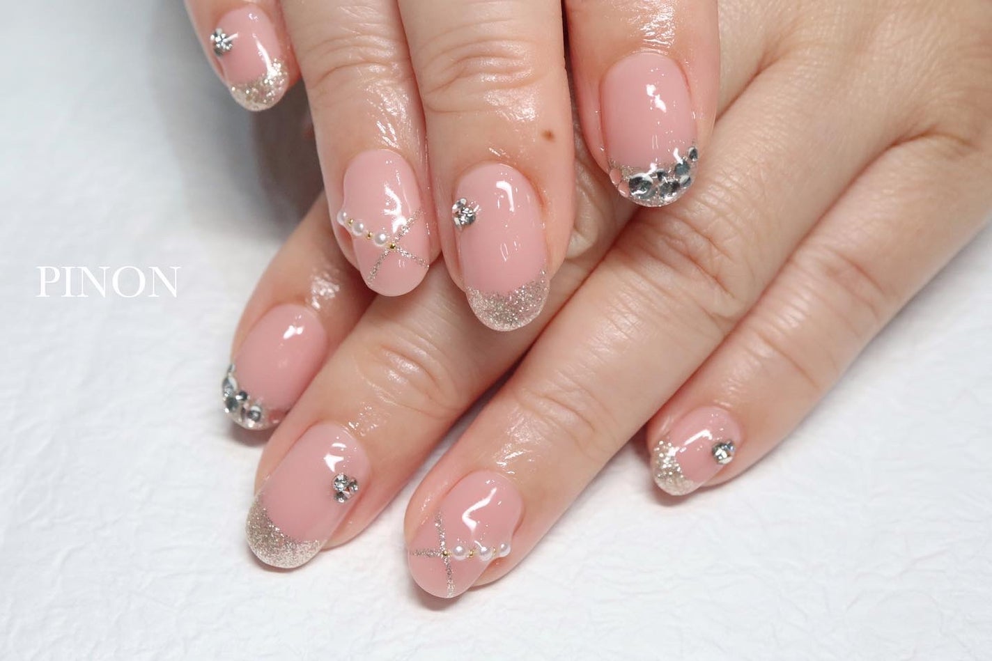 shino on LIPS 「キラキラフレンチネイル💅✨パールとスワロが可愛いです☺︎いつも..」(3枚目)