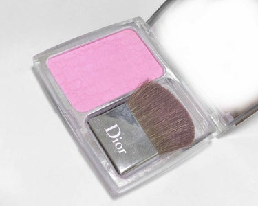 Dior   
ディオールスキンロージーグロウ　
001 ペタル

《色》　　人によって発色が異なるみたいで
　　　　　私の場合は
　　　　　少し白みがかった青みピンク💕

　　　　　塗りすぎると
　　