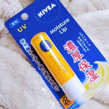 \ #NIVEA Ꙭ꙳ /
 
 
 
 
 
 
紫外線からまもる。
唇の荒れを防ぐ。
 
濃厚保湿の薬用リップクリーム꒰ ¨̮ ꒱⸝♡
  
 
･･⋈･-･･--･⋈･-･･--･⋈･-･･--･⋈･-･･--･⋈･･
 
NIVEA ニベア
モイスチャーリップ UV
*SPF20/PA++
 
･･⋈･-･･--･⋈･-･･--･⋈･-･･--･⋈･-･･--･⋈･･
 
 
 

＼＼嬉しいポイント／／

>>>シアバター/ホホバオイル(保湿成分)配合
つけ心地なめらか。
乾燥を防いで、
しっとり感を長続きさせてくれる。

>>>唇の荒れ&ひび割れを防ぐ
ビタミンE/グリチルレチン酸ステアリル配合


︎︎︎︎︎︎︎︎︎︎︎︎☑︎メントール無配合
︎︎︎︎︎︎☑︎ななめカット
︎︎︎︎︎︎☑︎口紅下地にも使える
 

♡┈┈┈┈┈┈┈┈┈┈┈┈┈┈♡ 

はい！こちらも…
他のモイスチャーリップとの
違い??使い心地は変わらず…
変わるのかな？みんなどうなんやろか。
ゆきには違いが分かりませんでした!!笑

メントール入ってないので、
刺激が苦手…香りが苦手な方にも!!
使いやすいと思いました。

ゆきの唇は使う前に
既に荒れてしまってるので…
とりあえず様子見ですね。
 
♡┈┈┈┈┈┈┈┈┈┈┈┈┈┈♡ 
 

リップやけど"SPF20/PA++"
下地に使わん日も嬉しい!!
マスクするけどね🤣笑
あ！お家の中でも、
紫外線気にしやなあかんか𖤣𖠿𖤣!!
しっかり塗らねばヾ( -`д´-♡


 #衝動買いコスメ の画像 その0