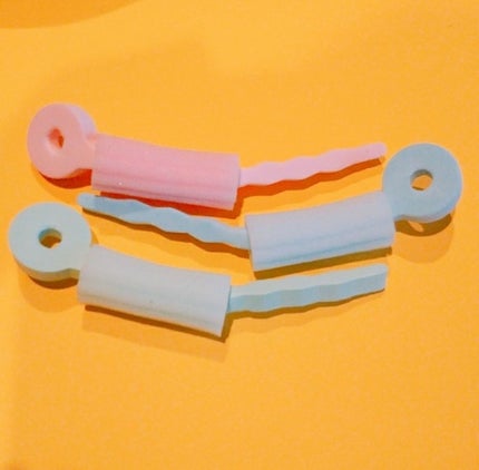 DAISO スポンジヘアカーラーのクチコミ「
100円で簡単くるくるカール♪
(使用画像📷あり)
.。*.。*.。*.。*.。*.。*......」(1枚目)