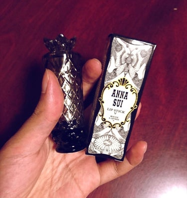 ANNA SUI  リップスティック V

友人から誕生日プレゼントにもらいました！
パッケージが可愛いし、色も私に合わせてコーラル系を選んでくれました！

1度塗りではあまり色がわからなかったのですが