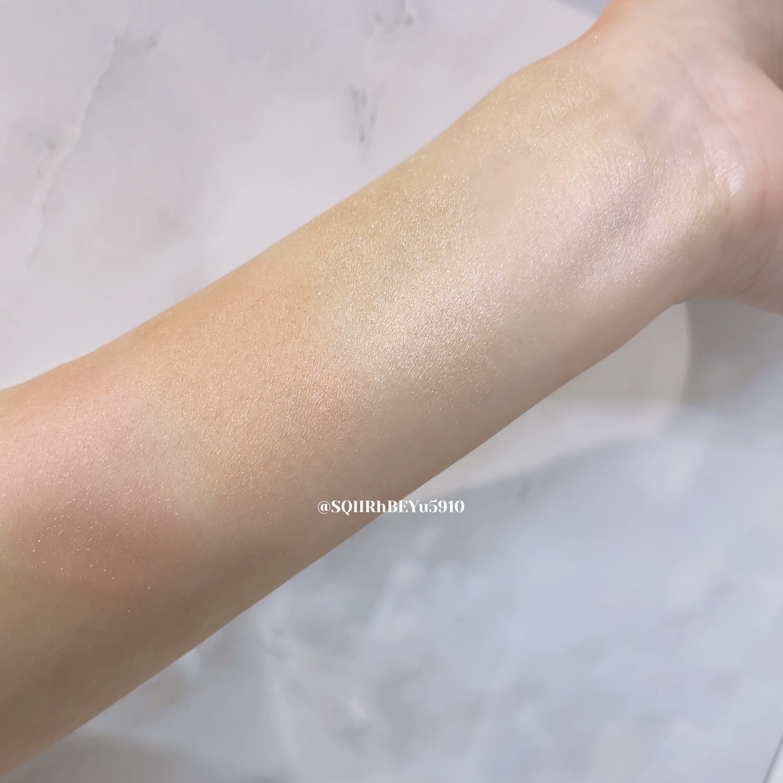 Positive Light Liquid Luminizer﻿/Rare Beauty/リキッドハイライトを使ったクチコミ（3枚目）